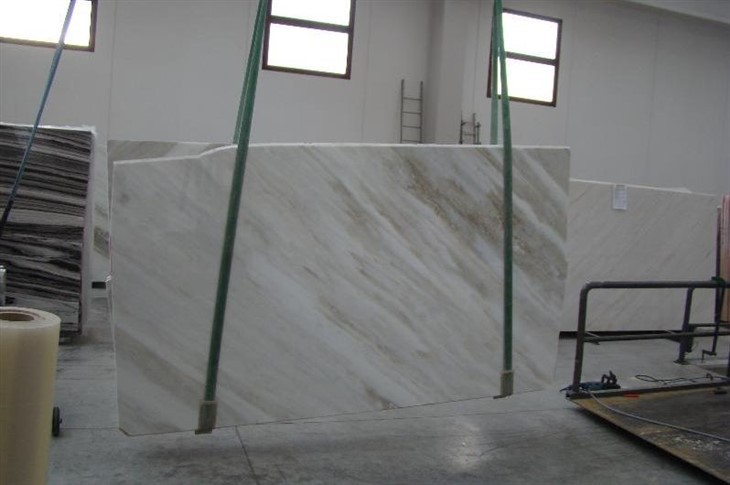 difference between carrara and calacatta marble
